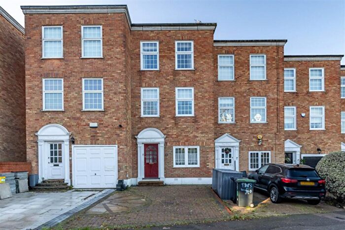 3 Bedroom Town House For Sale In Albany Court, Epping, CM16