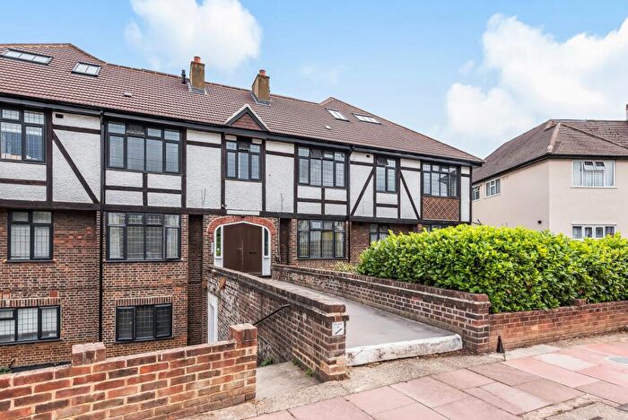 3 Bedroom Flat To Rent In Foxgrove Avenue Beckenham, BR3