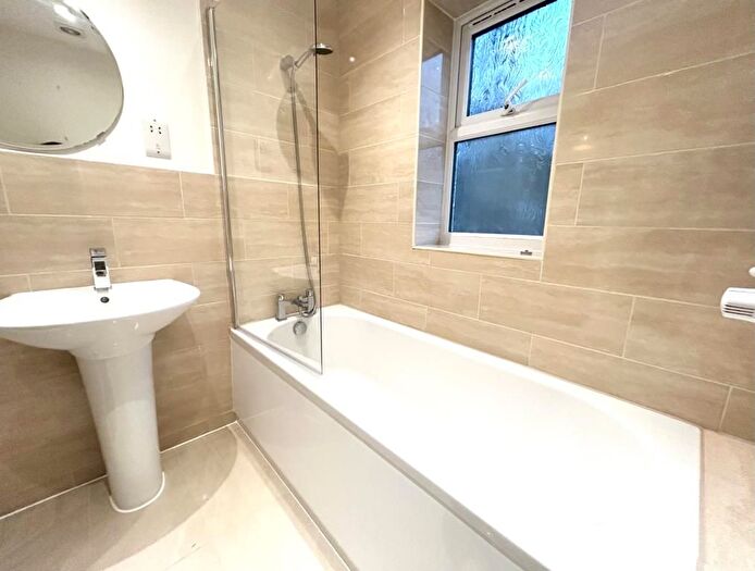 2 Bedroom End Of Terrace House To Rent In Lightwater, Surrey, GU18
