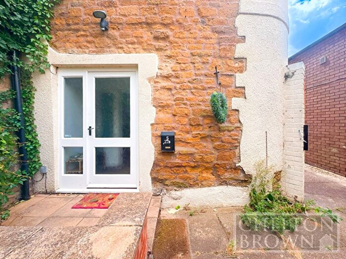 2 Bedroom Flat To Rent In High Street, Daventry, Northamptonshire, NN11