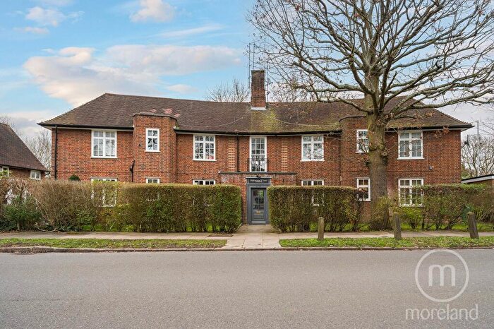 2 Bedroom Flat For Sale In Oakwood Court, Addison Way, Hampstead Garden Suburb, NW11