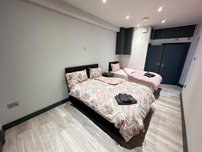 1 Bedroom Flat To Rent In Queens Road, London, SW19