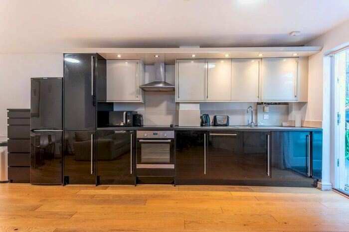 2 Bedroom Flat To Rent In Tadmor Street, Shepherd's Bush, London, W12