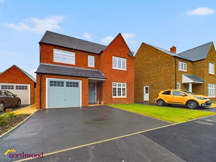3 Bedroom Detached House For Sale In Selby Close, Banbury - Sq Ft, OX16