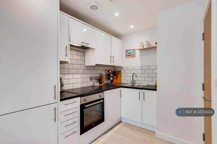 1 Bedroom Flat To Rent In Parkgate House, New Malden, KT3