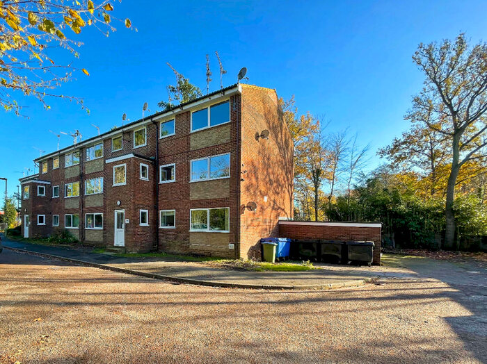 3 Bedroom Apartment To Rent In Windsor Court, Fleet, GU51