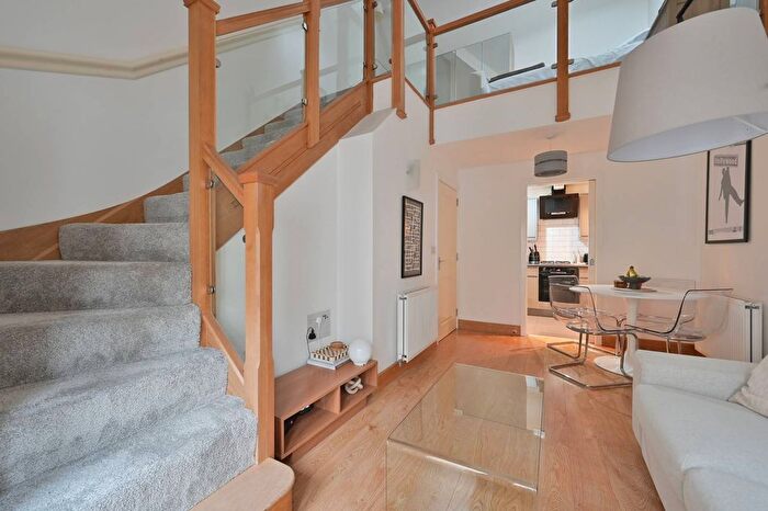 2 Bedroom Flat For Sale In Oliver Court, Watford, WD25