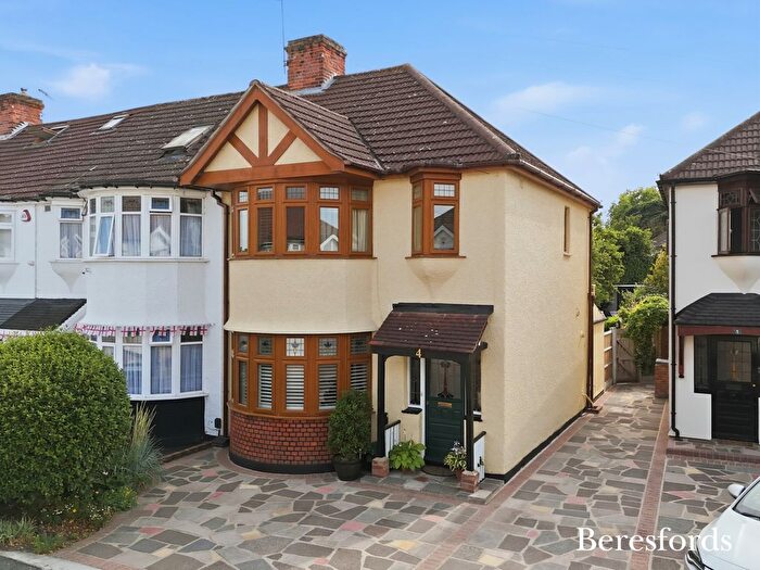 3 Bedroom End Terrace House For Sale In Warwick Gardens, Gidea Park, RM2