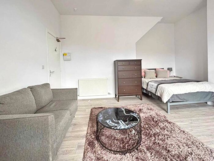 1 Bedroom Flat To Rent In Kelso Road, Hyde Park, Leeds, LS2