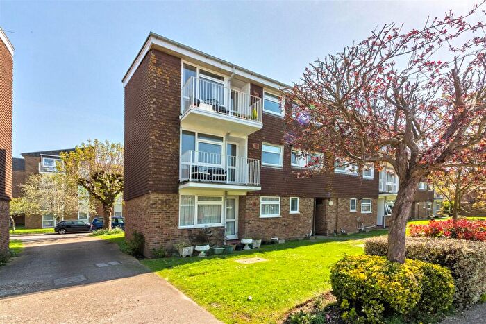 2 Bedroom Flat To Rent In Dorchester Gardens, Worthing, BN11