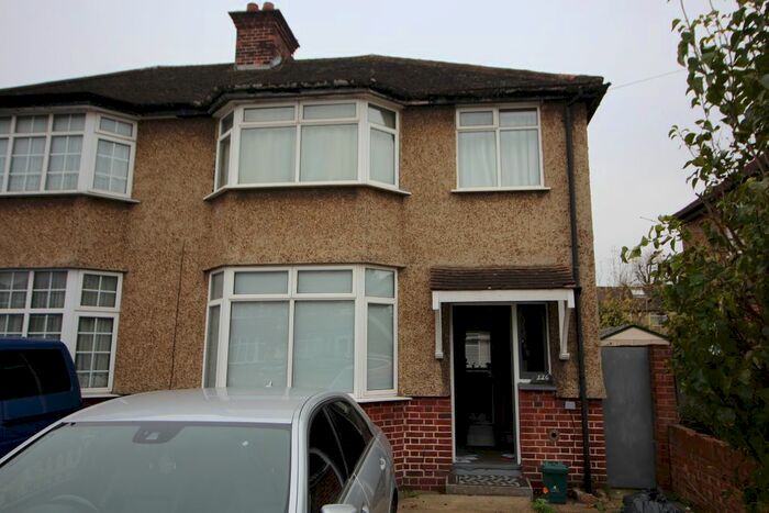 4 Bedroom Semi-Detached House To Rent In Dorchester Waye, Hayes UB4