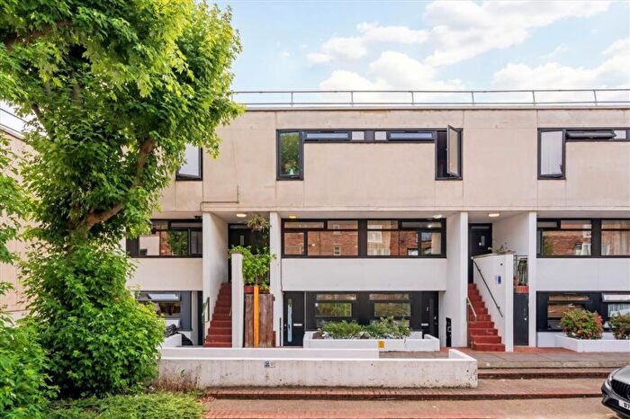2 Bedroom Maisonette For Sale In Maiden Lane, Kings Cross, NW1
