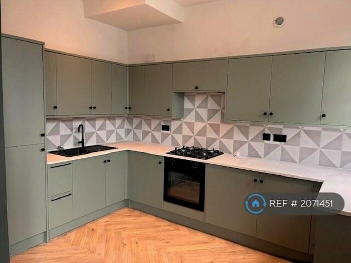 4 Bedroom Semi-Detached House To Rent In Roundhay View, Leeds, LS8