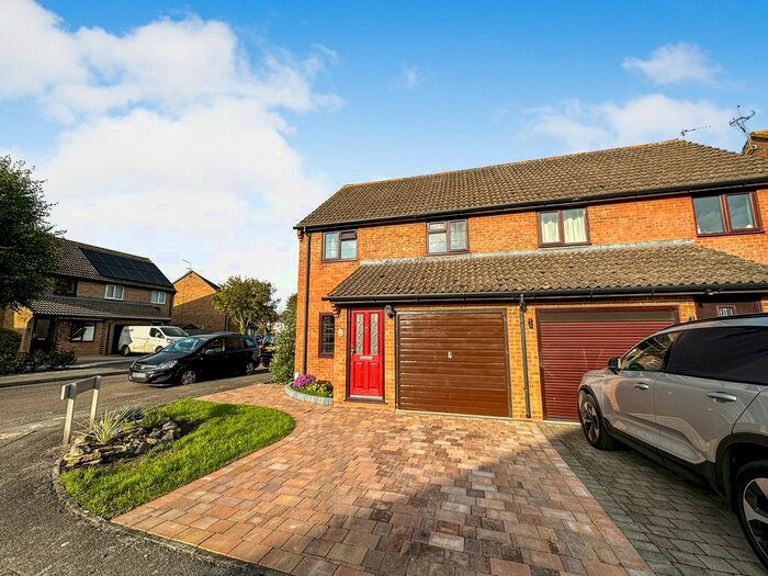 3 Bedroom Semi-Detached House For Sale In Muswell Close, Theale, Reading, RG7
