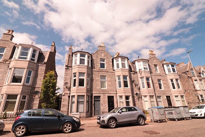 2 Bedroom Flat To Rent In Union Grove, Flat First Floor Left, AB10