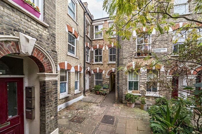 2 Bedroom Flat To Rent In Bonnington Square, London, SW8
