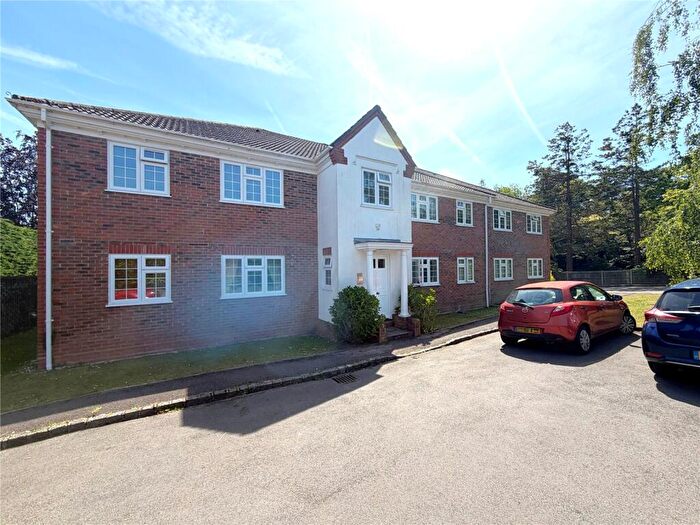 1 Bedroom Apartment For Sale In Alsford Close, Lightwater, Surrey, GU18