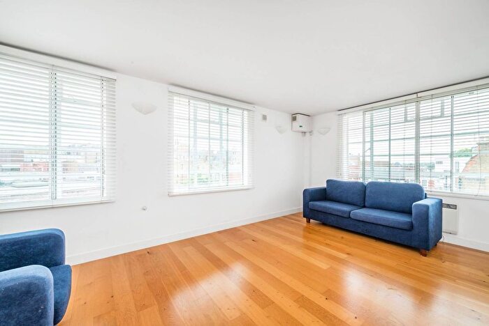 2 Bedroom Flat To Rent In Red Lion Street, Richmond, TW9