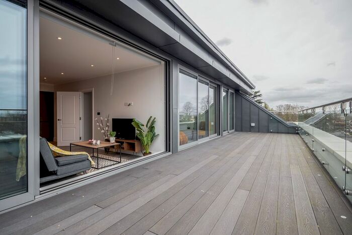 3 Bedroom Flat To Rent In The Grove, Isleworth, TW7