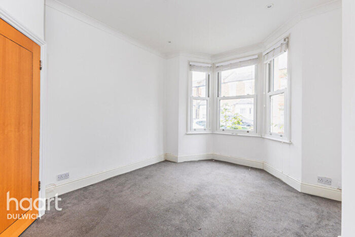 2 Bedroom Flat For Sale In Underhill Road, London, SE22
