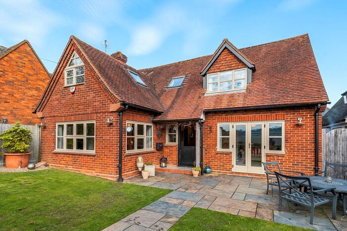 3 Bedroom Detached House For Sale In Hitchin Road, Pirton, Hitchin, SG5