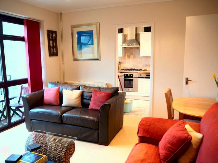 2 Bedroom Flat To Rent In Melcombe Court, Bath, BA2