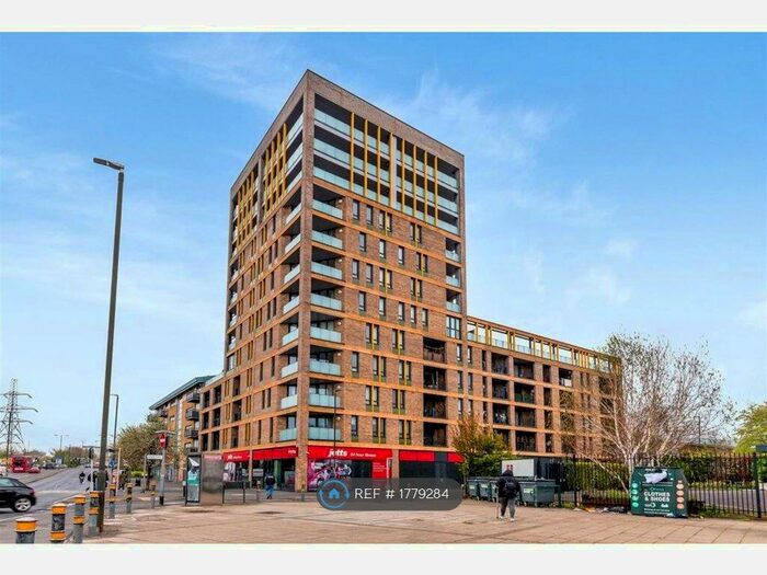 3 Bedroom Flat To Rent In London, London, SW19