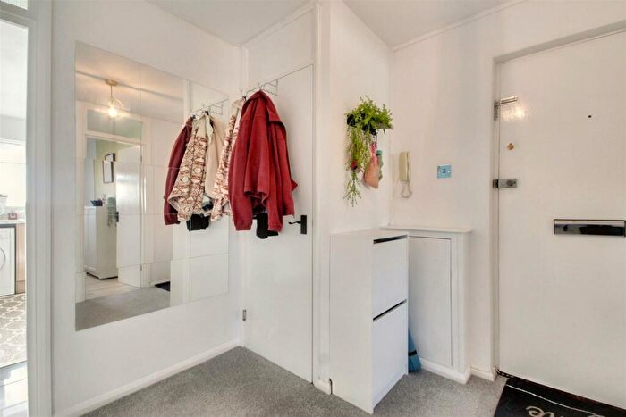 1 Bedroom Flat For Sale In Greystone Avenue, Worthing, BN13