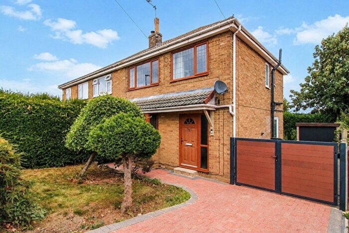 3 Bedroom Semi-Detached House For Sale In Pippins Green Avenue, Kirkhamgate, Wakefield, WF2