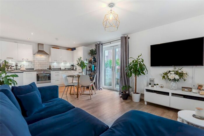 2 Bedroom Flat To Rent In William Heelas Way, Wokingham, Berkshire, RG40