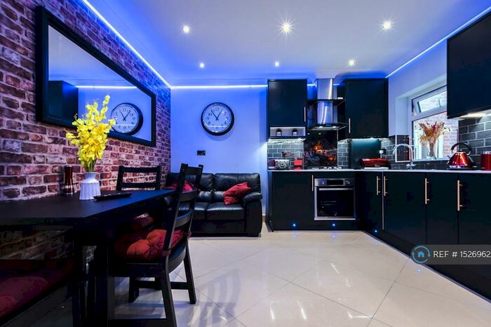 2 Bedroom Flat To Rent In Gables Lodge -, Reading, RG1