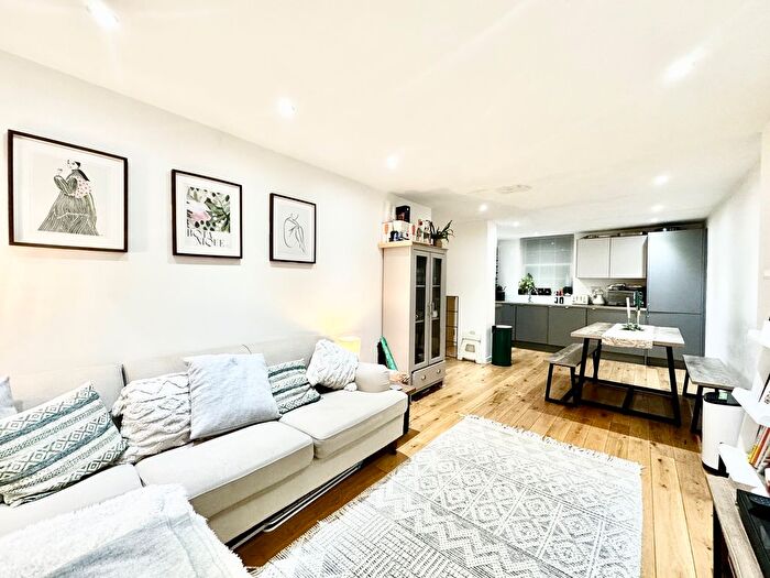 2 Bedroom Flat To Rent In St. John's Hill, London, SW11