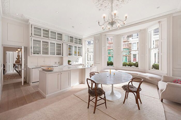 3 Bedroom Flat To Rent In Stafford Terrace, Kensington, W8