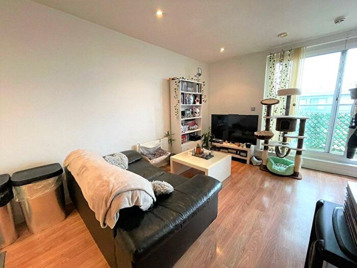 1 Bedroom Flat To Rent In High Street, Uxbridge, UB8