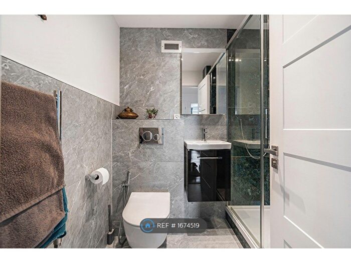 2 Bedroom Flat To Rent In Somerset House, London, SW19