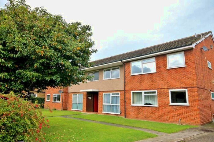 2 Bedroom Flat To Rent In Wendover Road, Staines, Middlesex, TW18