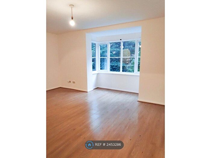 Studio To Rent In Snowdon Drive, London, NW9