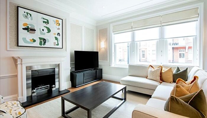 3 Bedroom Flat To Rent In Duke Street, Mayfair, London, W1K