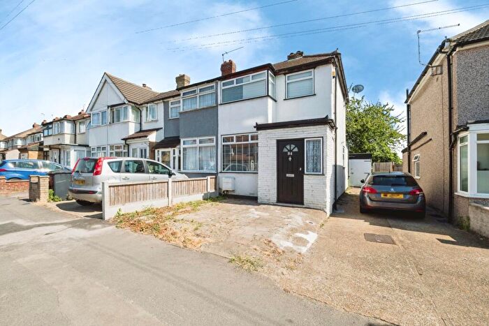 3 Bedroom End Of Terrace House For Sale In Elm Park Avenue, Hornchurch, RM12