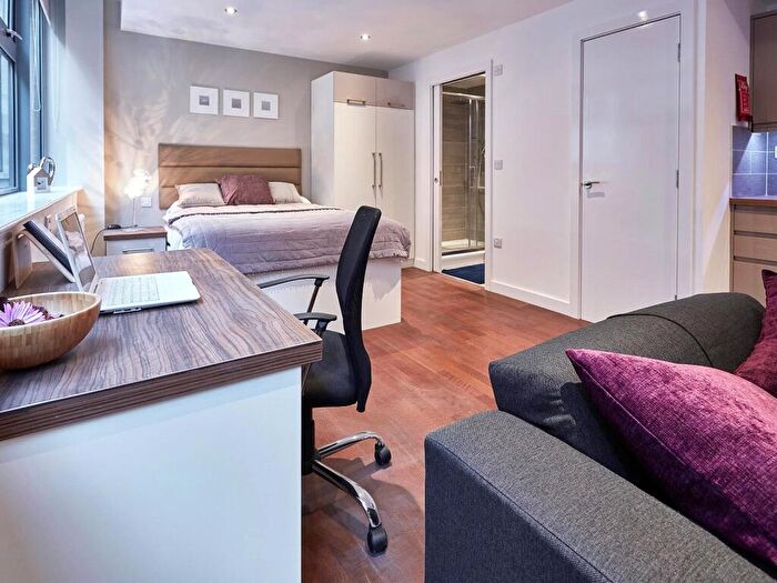 Apartment To Rent In Apt, South Parade #, LS1