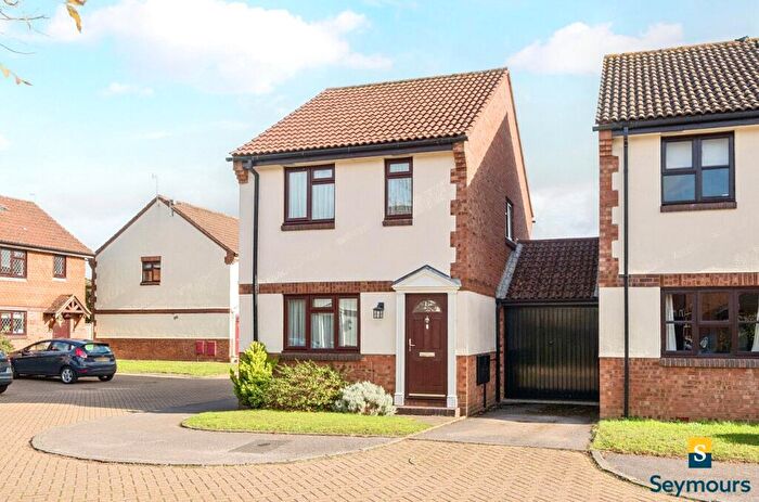 3 Bedroom Link Detached House For Sale In Mitchells Close, Shalford, Guildford, Surrey, GU4