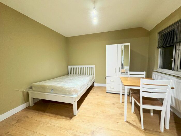 Studio To Rent In Stanwell Gardens, Staines, TW19