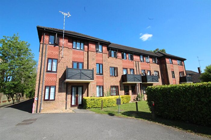 2 Bedroom Flat For Sale In Godolphin Court, Brighton Road, Crawley, RH10
