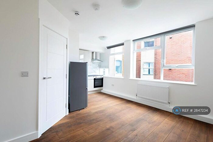 Studio To Rent In Ballards Lane, London, N3