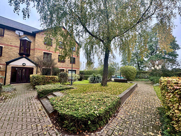 2 Bedroom Flat To Rent In Riverside Close, Hackney, E5