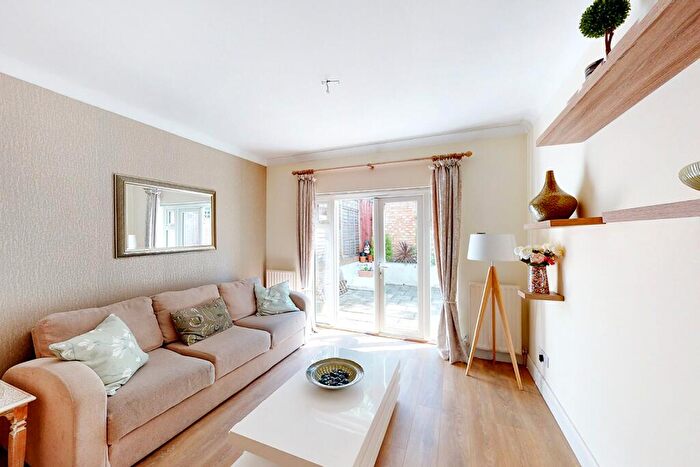 2 Bedroom Apartment For Sale In Sunnyside, Childs Hill, NW2