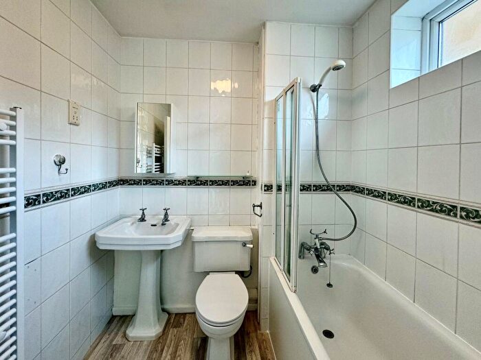 1 Bedroom Flat To Rent In Derby Road, Sheen Parkside, SW14