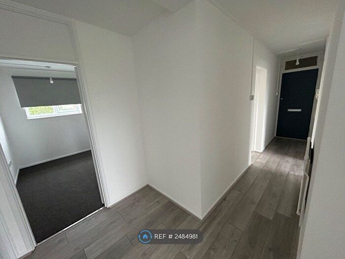 3 Bedroom Flat To Rent In Elgar House, London, N8