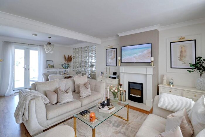 2 Bedroom End Of Terrace House For Sale In West Road, South Ockendon, RM15