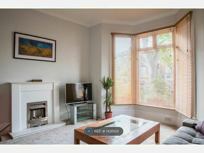 1 Bedroom Flat To Rent In Hainault Road, London, E11